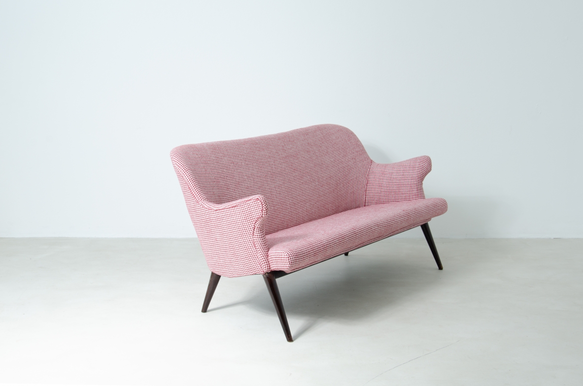 Osvaldo Borsani (1911-1985)  Divano rivestito in tessuto con lunghi piedi in legno tornito.  Manifattura ABV.  Borsani, Varedo, 1950ca.