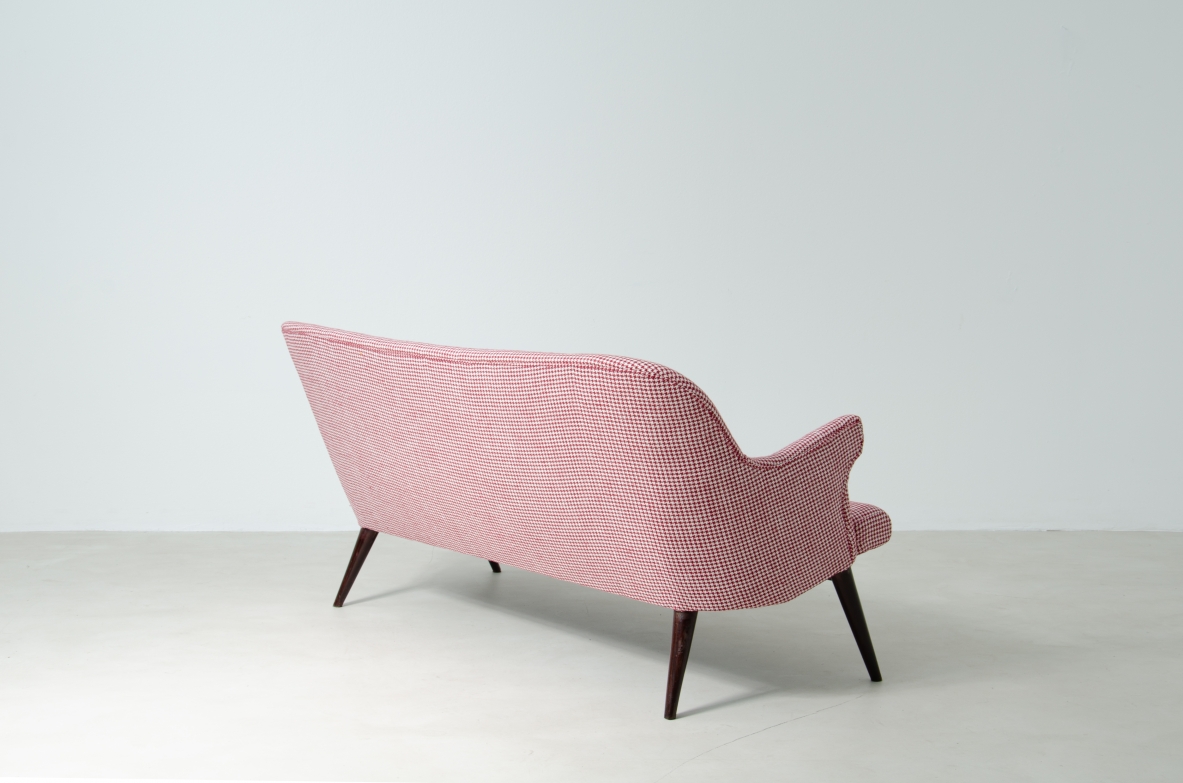 Osvaldo Borsani (1911-1985)  Divano rivestito in tessuto con lunghi piedi in legno tornito.  Manifattura ABV.  Borsani, Varedo, 1950ca.