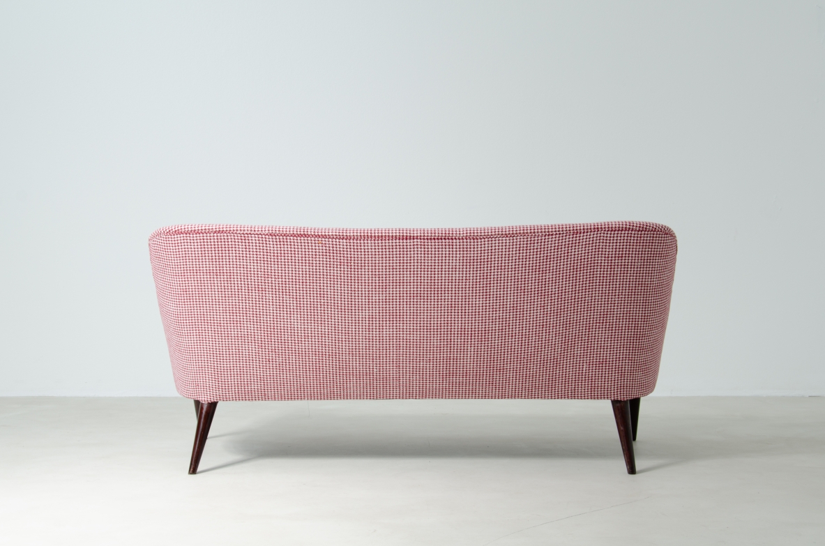 Osvaldo Borsani (1911-1985)  Divano rivestito in tessuto con lunghi piedi in legno tornito.  Manifattura ABV.  Borsani, Varedo, 1950ca.