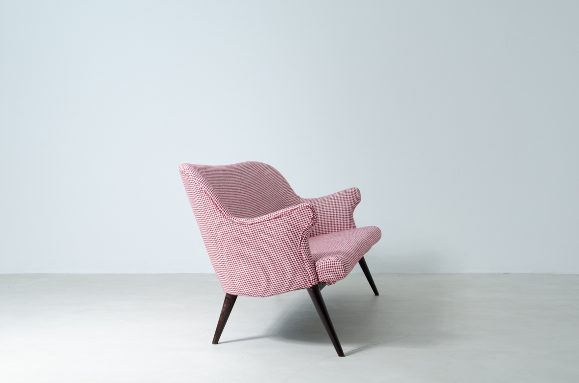 Osvaldo Borsani (1911-1985)  Divano rivestito in tessuto con lunghi piedi in legno tornito.  Manifattura ABV.  Borsani, Varedo, 1950ca.