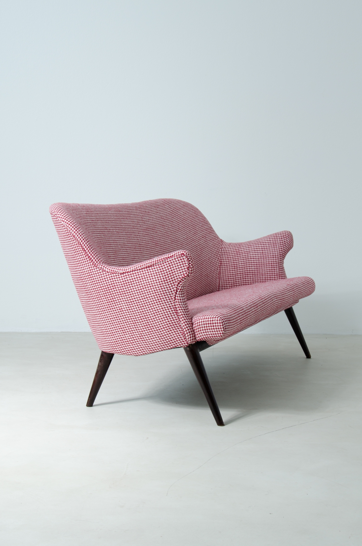 Osvaldo Borsani (1911-1985)  Divano rivestito in tessuto con lunghi piedi in legno tornito.  Manifattura ABV.  Borsani, Varedo, 1950ca.