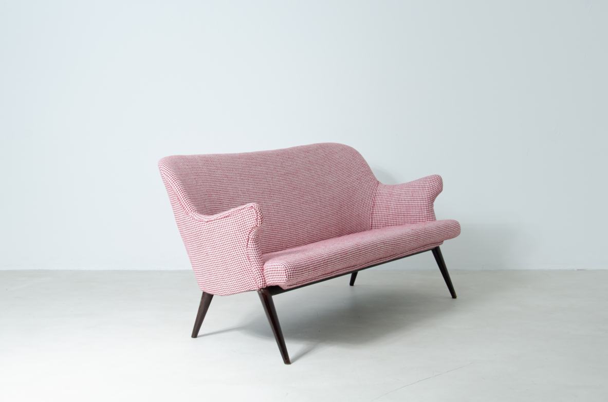 Osvaldo Borsani (1911-1985)  Divano rivestito in tessuto con lunghi piedi in legno tornito.  Manifattura ABV.  Borsani, Varedo, 1950ca.