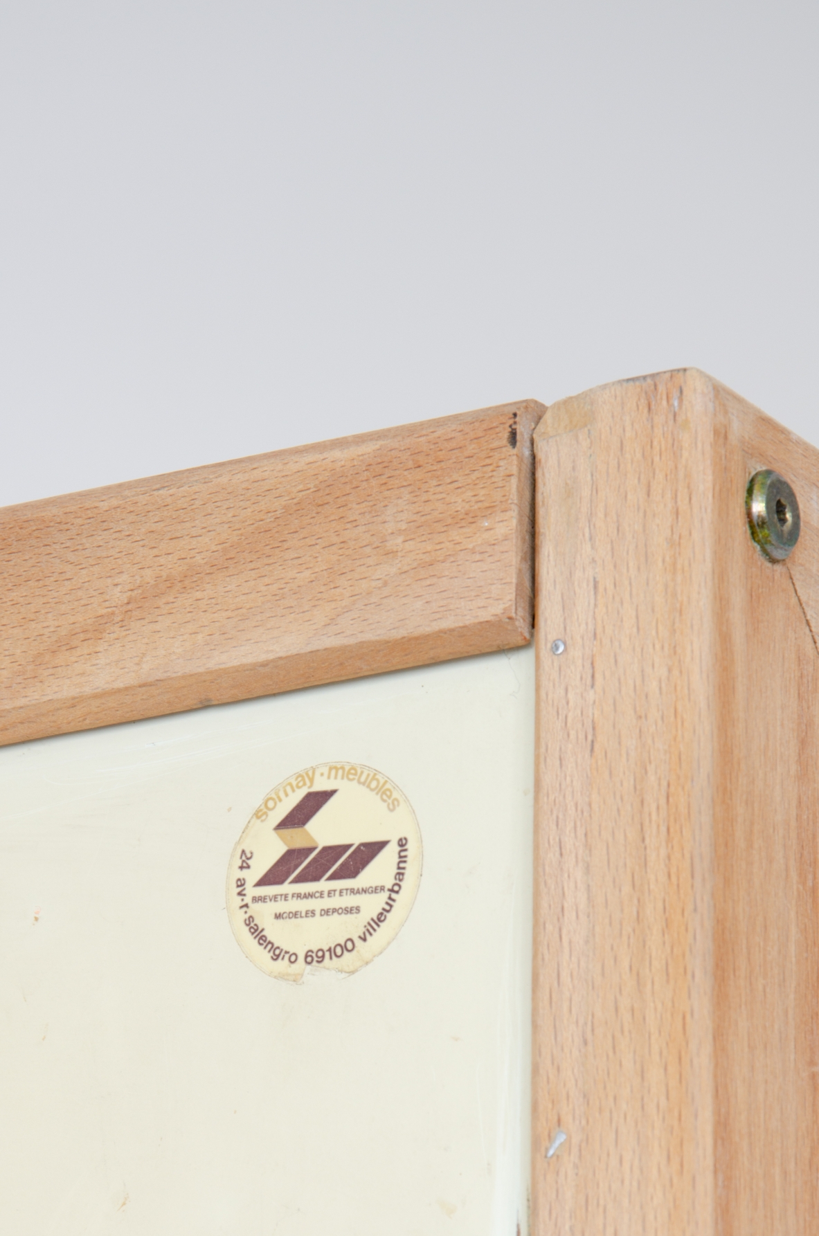 André Sornay (1902.2000)  Mobile con ante scorrevoli in legno laccato a due colori, struttura in legno e pannelli in multistrato laccato, base in ferro.  Francia, Lione, 1950ca.