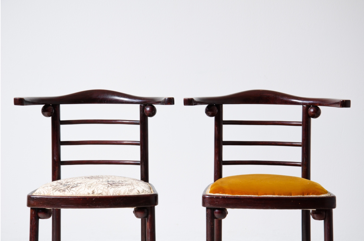 Josef Hoffmann (1870-1956)  Raro set di quattro sedie in legno curvato e lucidato con seduta imbottita.  Prodotte da J.J. Kohn, Vienna, 1907.