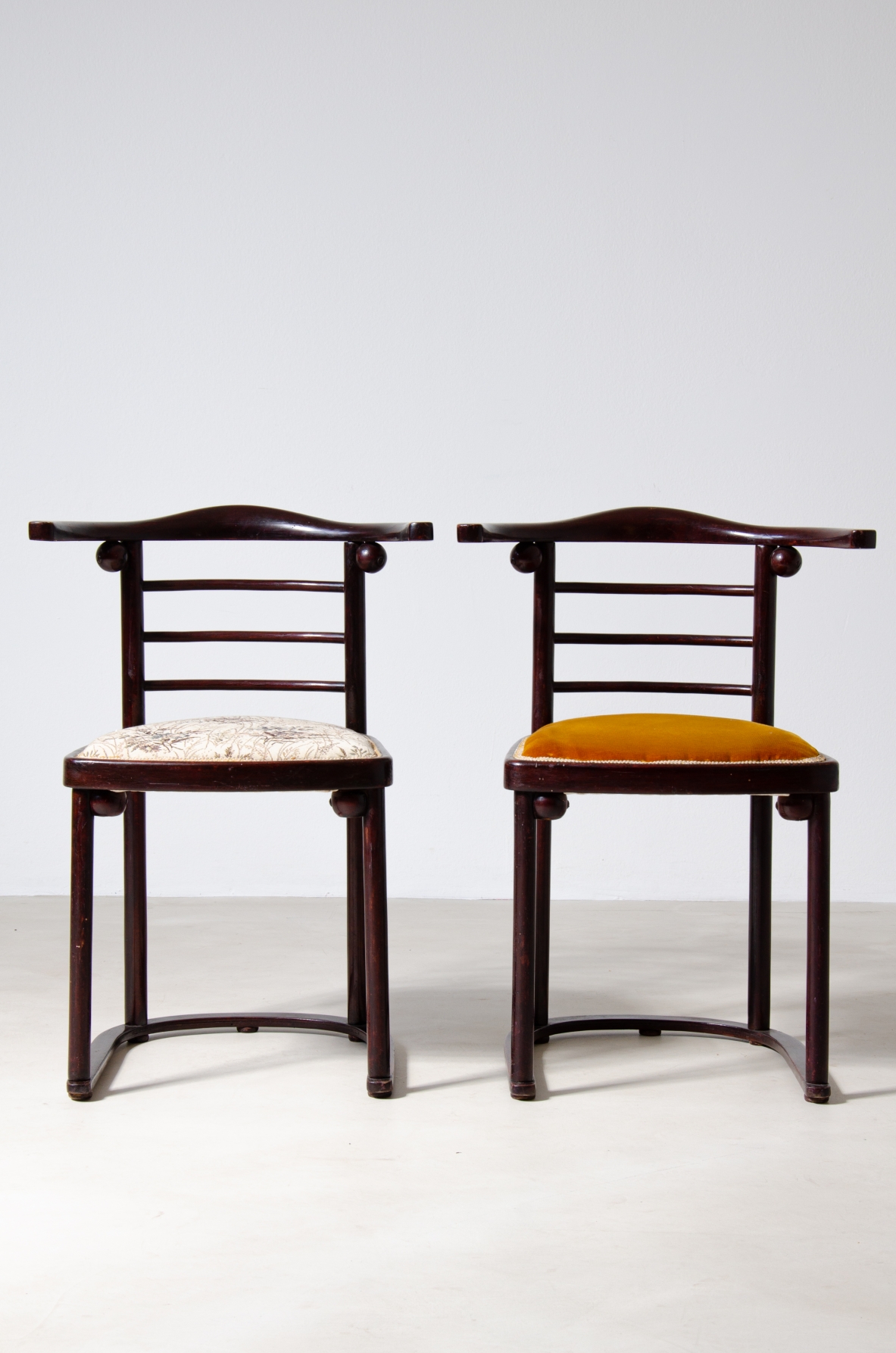 Josef Hoffmann (1870-1956)  Raro set di quattro sedie in legno curvato e lucidato con seduta imbottita.  Prodotte da J.J. Kohn, Vienna, 1907.