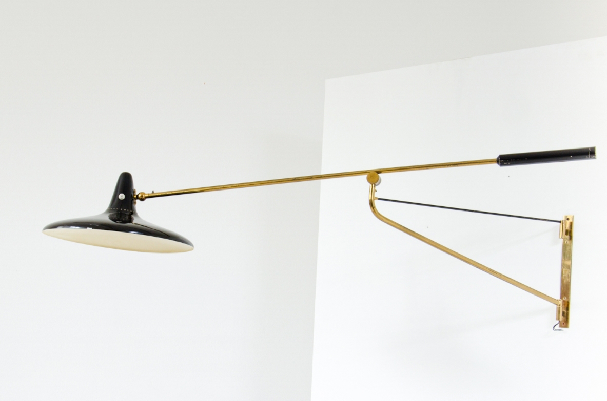 Stilnovo, rara lampada a bilancere regolabile in tutte le direzioni. Metallo laccato e ottone, 1950ca.  Marchio della manifattura. Stilnovo, rara lampada a bilancere regolabile in tutte le direzioni. Metallo laccato e ottone, 1950ca.  Marchio della manifattura.
