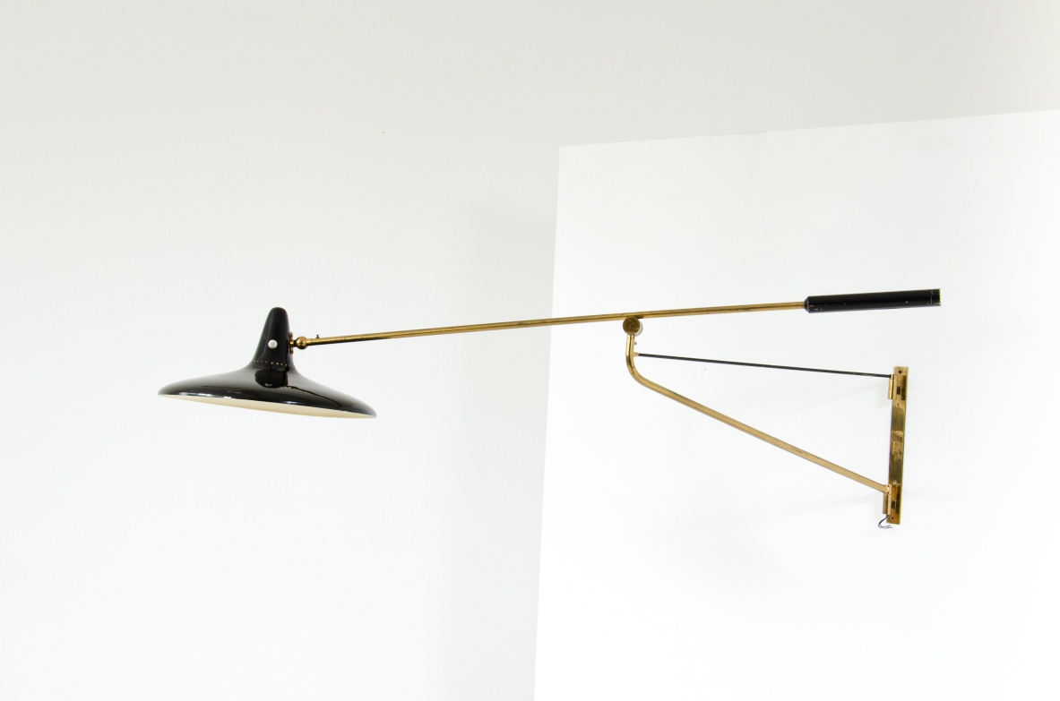 Stilnovo, rara lampada a bilancere regolabile in tutte le direzioni. Metallo laccato e ottone, 1950ca.  Marchio della manifattura.