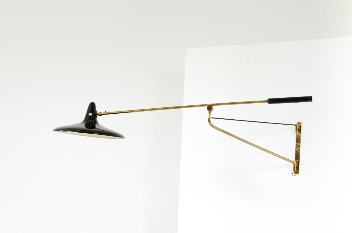 Stilnovo, rara lampada a bilancere regolabile in tutte le direzioni. Metallo laccato e ottone, 1950ca.  Marchio della manifattura. Stilnovo, rara lampada a bilancere regolabile in tutte le direzioni. Metallo laccato e ottone, 1950ca.  Marchio della manifattura.