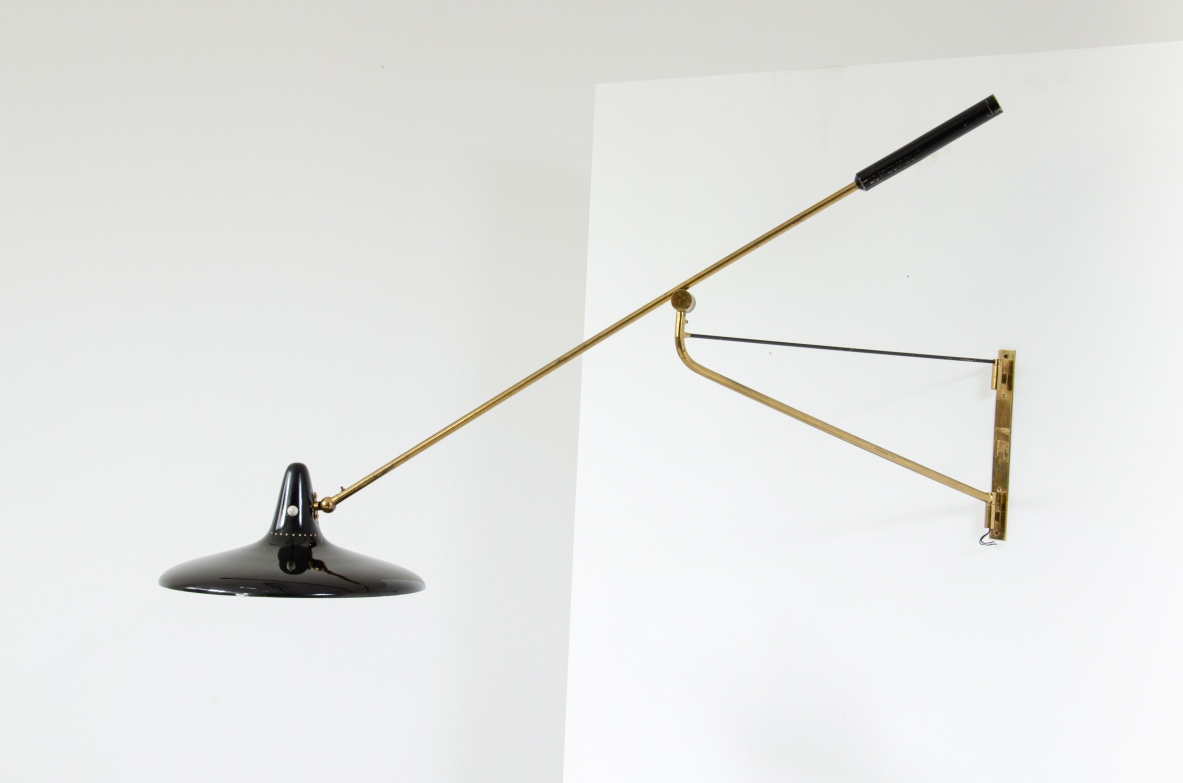 Stilnovo, rara lampada a bilancere regolabile in tutte le direzioni. Metallo laccato e ottone, 1950ca.  Marchio della manifattura. Stilnovo, rara lampada a bilancere regolabile in tutte le direzioni. Metallo laccato e ottone, 1950ca.  Marchio della manifattura.