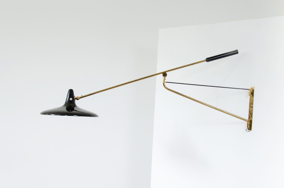 Stilnovo, rara lampada a bilancere regolabile in tutte le direzioni. Metallo laccato e ottone, 1950ca.  Marchio della manifattura. Stilnovo, rara lampada a bilancere regolabile in tutte le direzioni. Metallo laccato e ottone, 1950ca.  Marchio della manifattura.