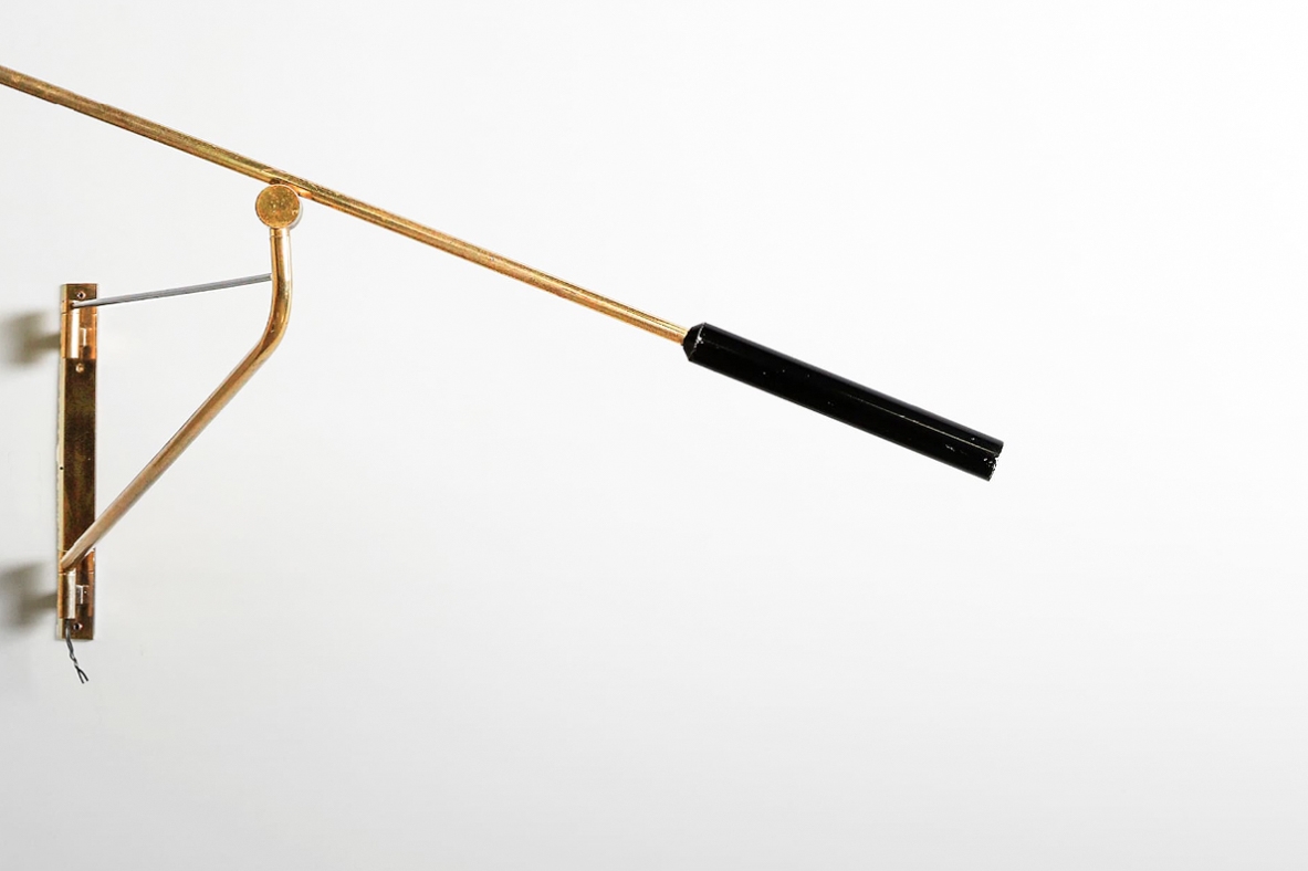 Stilnovo, rara lampada a bilancere regolabile in tutte le direzioni. Metallo laccato e ottone, 1950ca.  Marchio della manifattura. Stilnovo, rara lampada a bilancere regolabile in tutte le direzioni. Metallo laccato e ottone, 1950ca.  Marchio della manifattura.