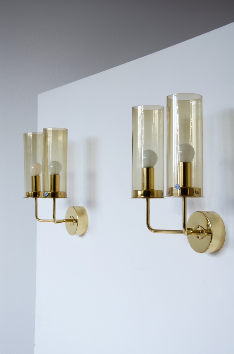 Hans-Agne Jackobsson, coppia di applique mod. V169/2 in ottone e vetro.  Prod. Hans-Agne Jackobsson, Svezia 1960ca.