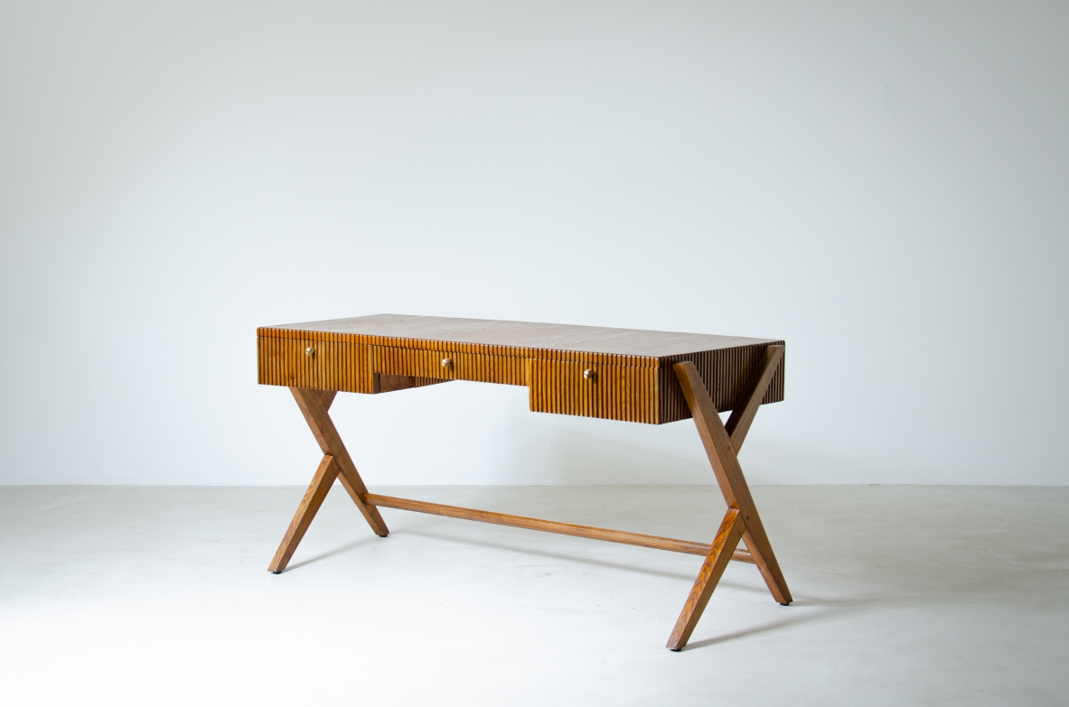 Scrivania in rovere a tre cassetti con fascia in legno cannettato e piano curvato sostenuto da gambe a doppia Y.  Scuola di Torino, 1950ca.