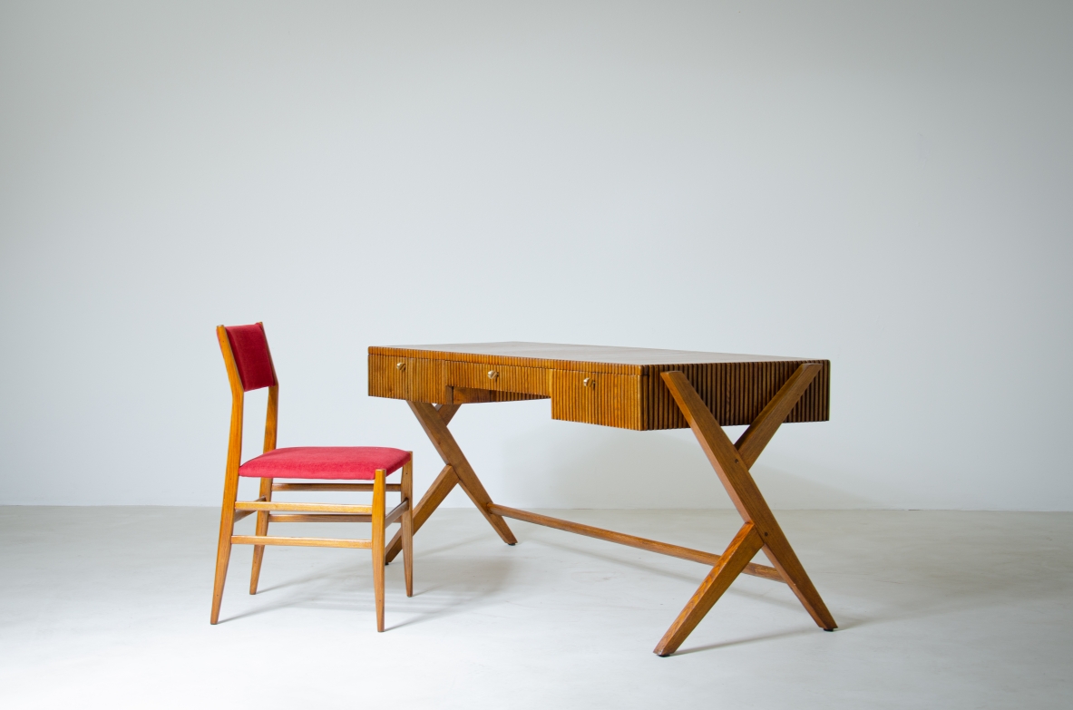 Scrivania in rovere a tre cassetti con fascia in legno cannettato e piano curvato sostenuto da gambe a doppia Y.  Scuola di Torino, 1950ca.