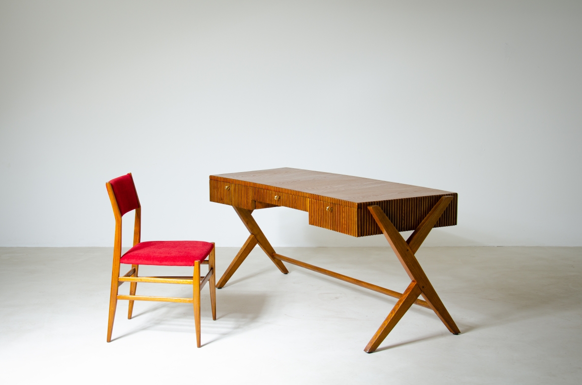 Scrivania in rovere a tre cassetti con fascia in legno cannettato e piano curvato sostenuto da gambe a doppia Y.  Scuola di Torino, 1950ca.