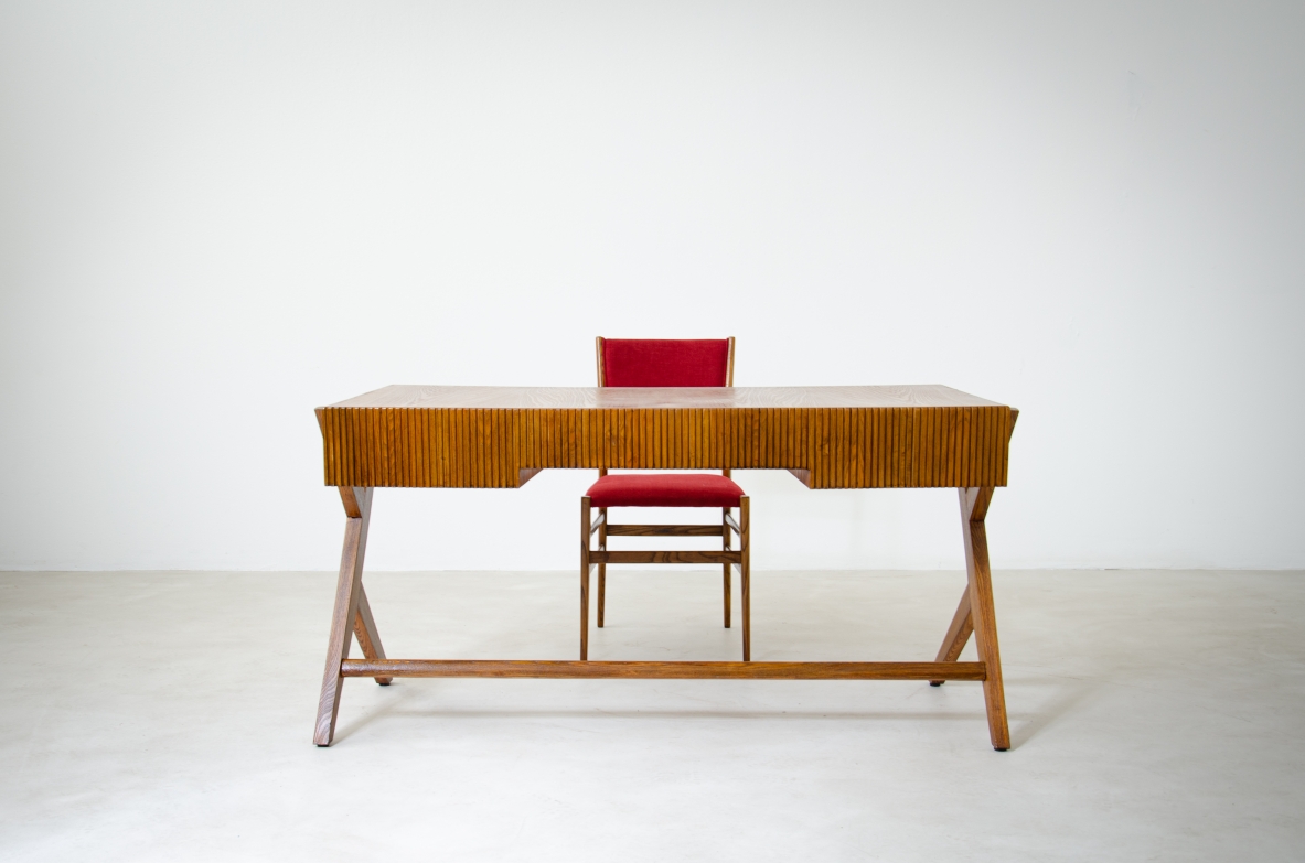 Scrivania in rovere a tre cassetti con fascia in legno cannettato e piano curvato sostenuto da gambe a doppia Y.  Scuola di Torino, 1950ca.