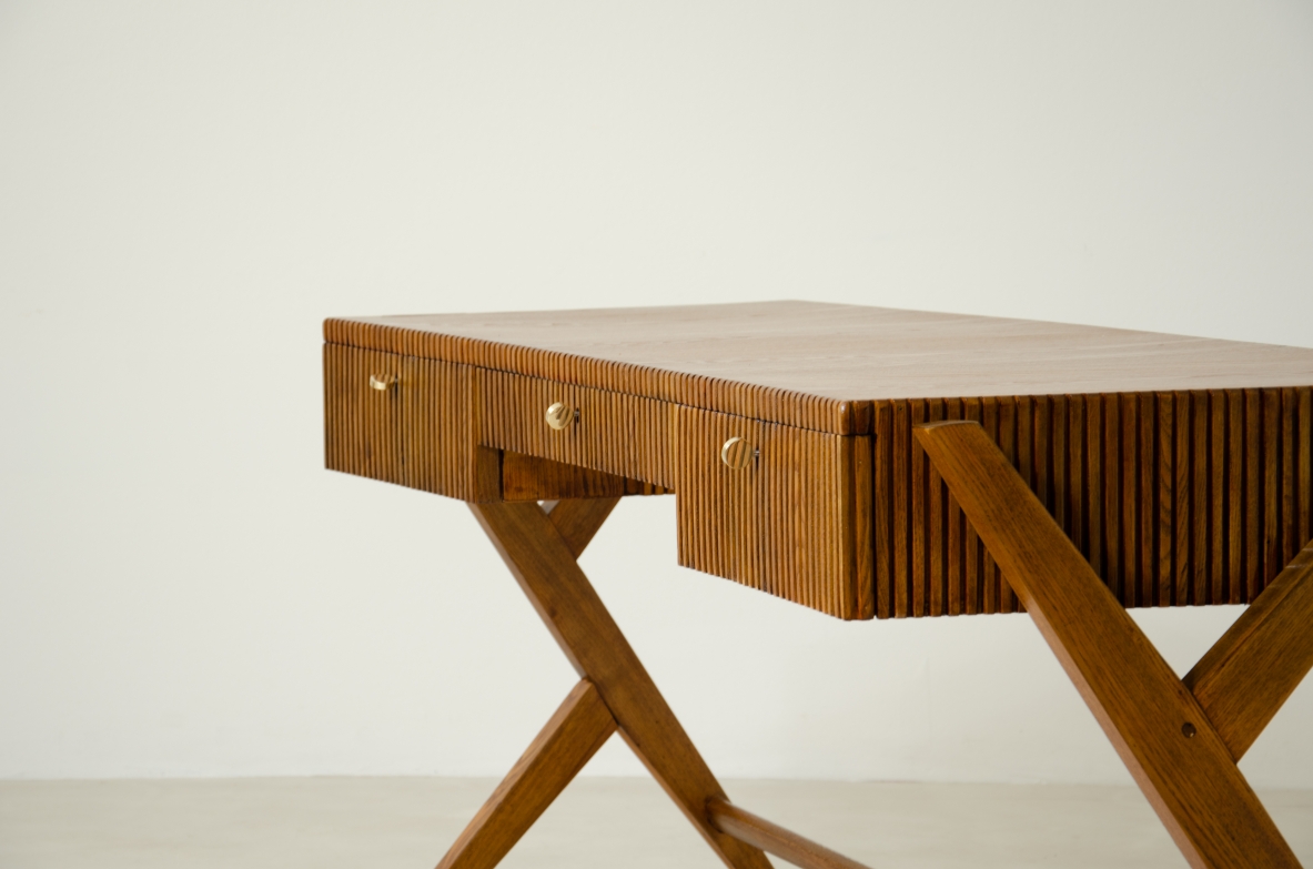 Scrivania in rovere a tre cassetti con fascia in legno cannettato e piano curvato sostenuto da gambe a doppia Y.  Scuola di Torino, 1950ca.