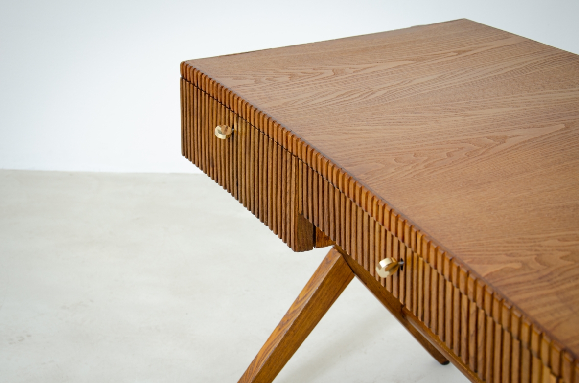 Scrivania in rovere a tre cassetti con fascia in legno cannettato e piano curvato sostenuto da gambe a doppia Y.  Scuola di Torino, 1950ca.