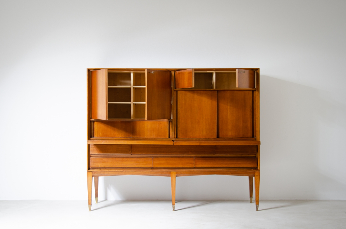 Gio Ponti, mobile in noce chiaro a scomparti con ante e pannelli scorrevoli, 1950ca.