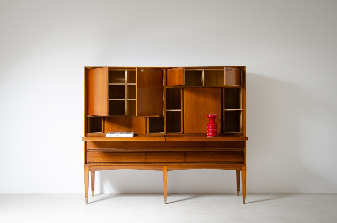 Gio Ponti, mobile in noce chiaro a scomparti con ante e pannelli scorrevoli, 1950ca.