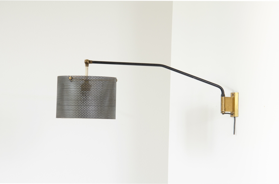 Stilnovo, lampada da parete con braccio tubolare e paralume in rete metallica. Dettagli in ottone. 1950ca.  Etichetta del produttore. Stilnovo, lampada da parete con braccio tubolare e paralume in rete metallica. Dettagli in ottone. 1950ca.  Etichetta del produttore.
