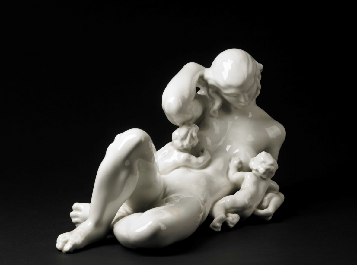"The Water Mother".  Ceramica smaltata con figura femminile sdraiata e due fanciulli.  Realizzata per l'esposizione internazionale delle arti decorative di Parigi nel 1925.  Kay Nielsen, Bing & Grondhal, Copenhagen, 1925.