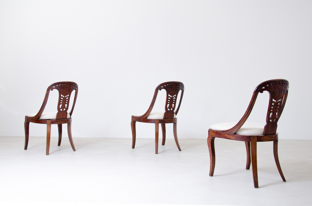 Raro set di 12 sedie in noce a pozzetto con schienale intagliato.  Epoca Carlo X, Italia, Lombardia, 1830ca.