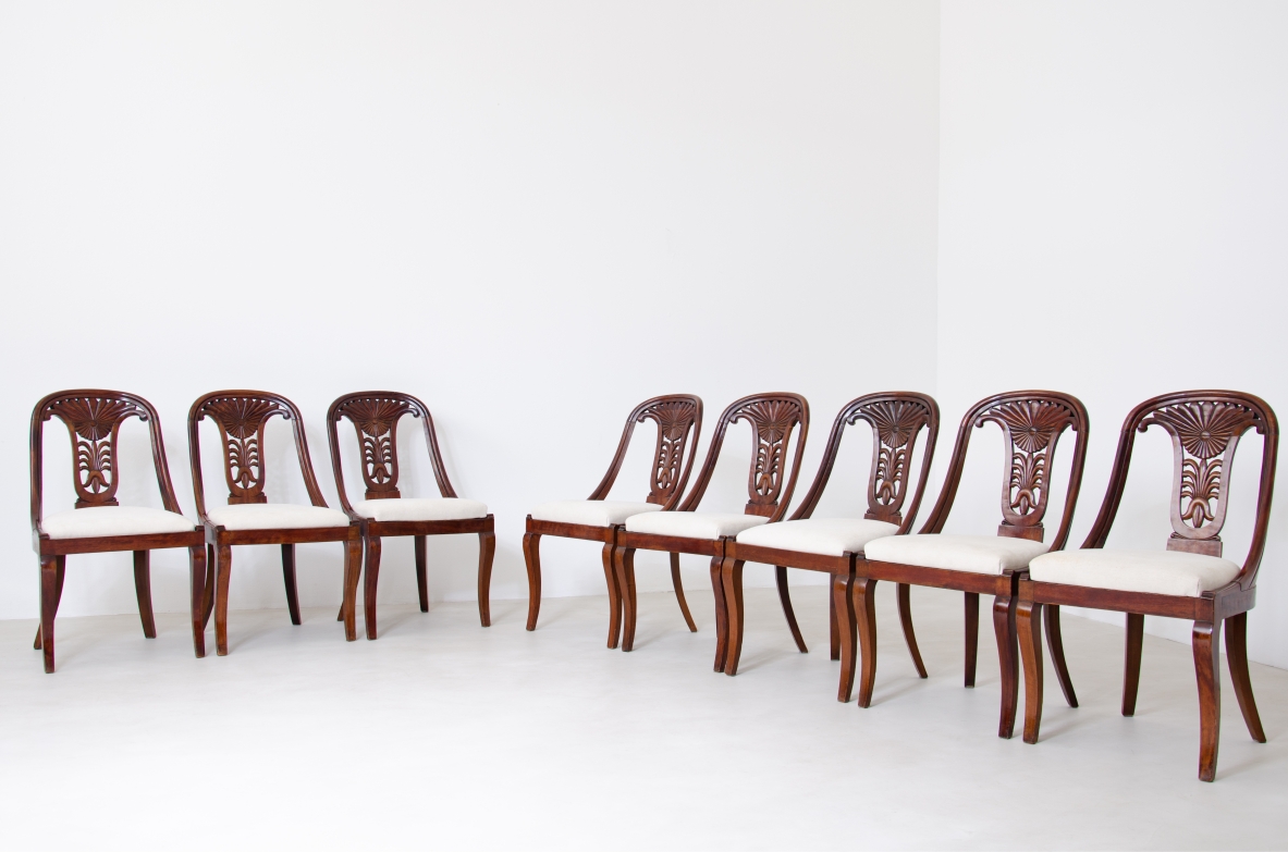 Raro set di 12 sedie in noce a pozzetto con schienale intagliato.  Epoca Carlo X, Italia, Lombardia, 1830ca.
