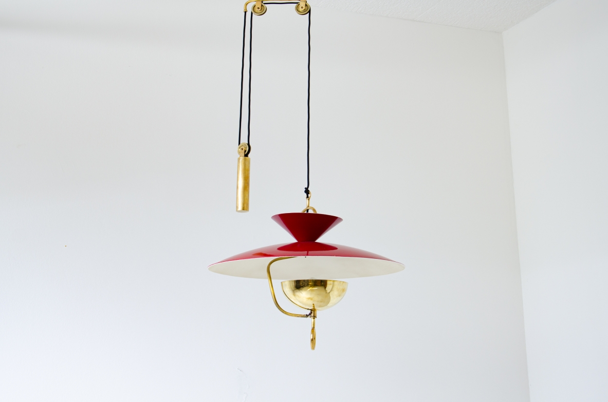 Elegante lampadario saliscendi a 6 luci in metallo laccato e ottone con contrappeso e carrucola.    Manifattura italiana, 1940ca.