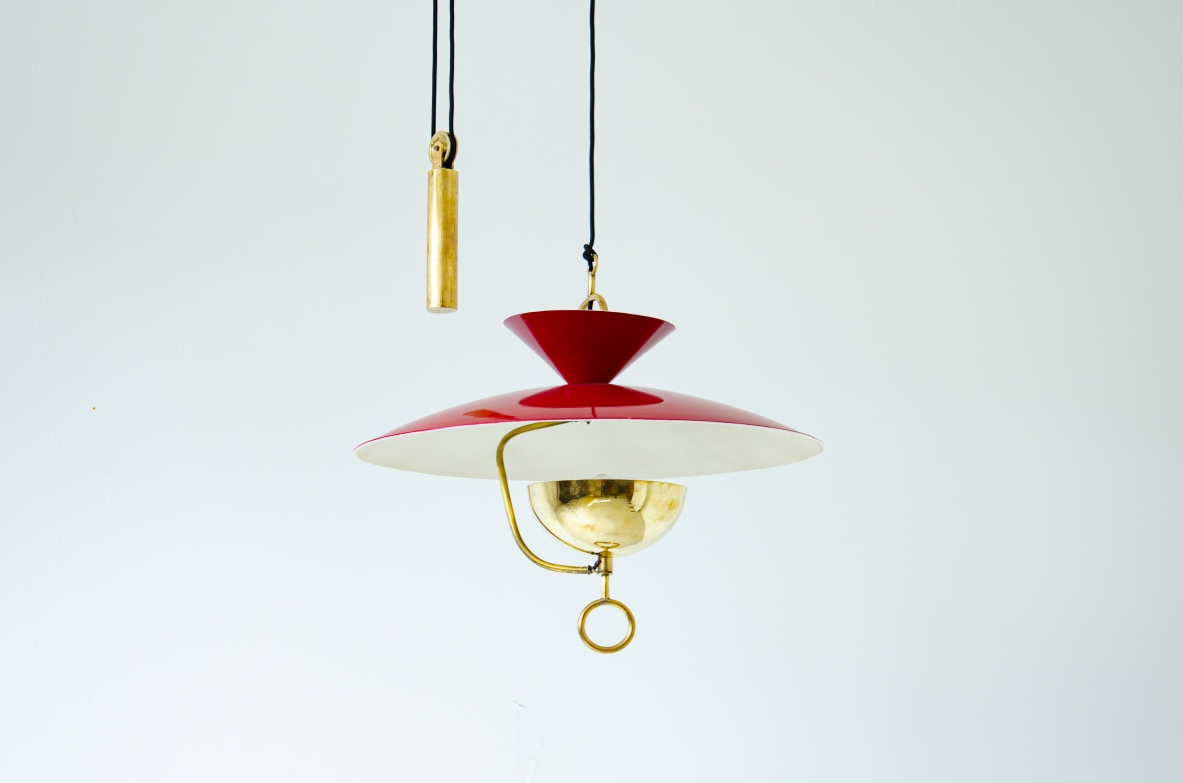 Elegante lampadario saliscendi a 6 luci in metallo laccato e ottone con contrappeso e carrucola.    Manifattura italiana, 1940ca.