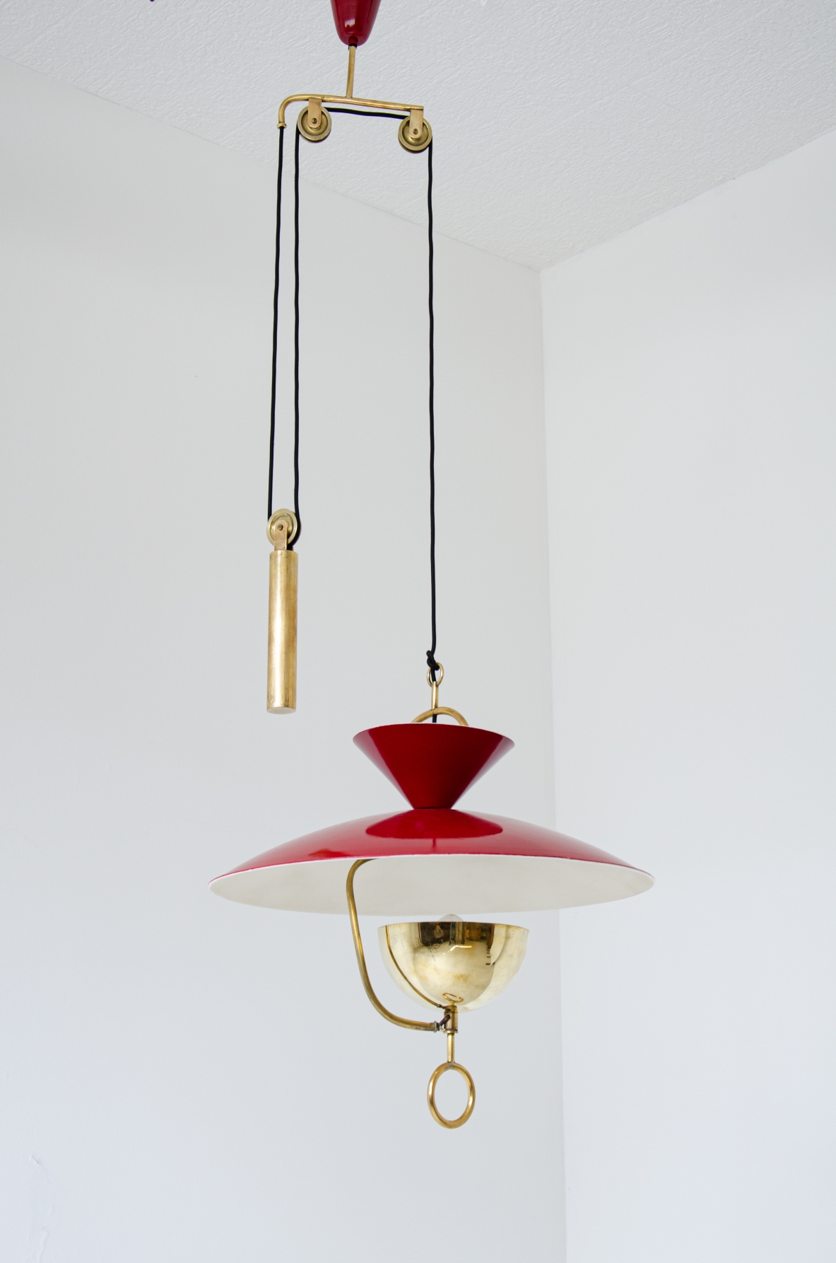 Elegante lampadario saliscendi a 6 luci in metallo laccato e ottone con contrappeso e carrucola.    Manifattura italiana, 1940ca.