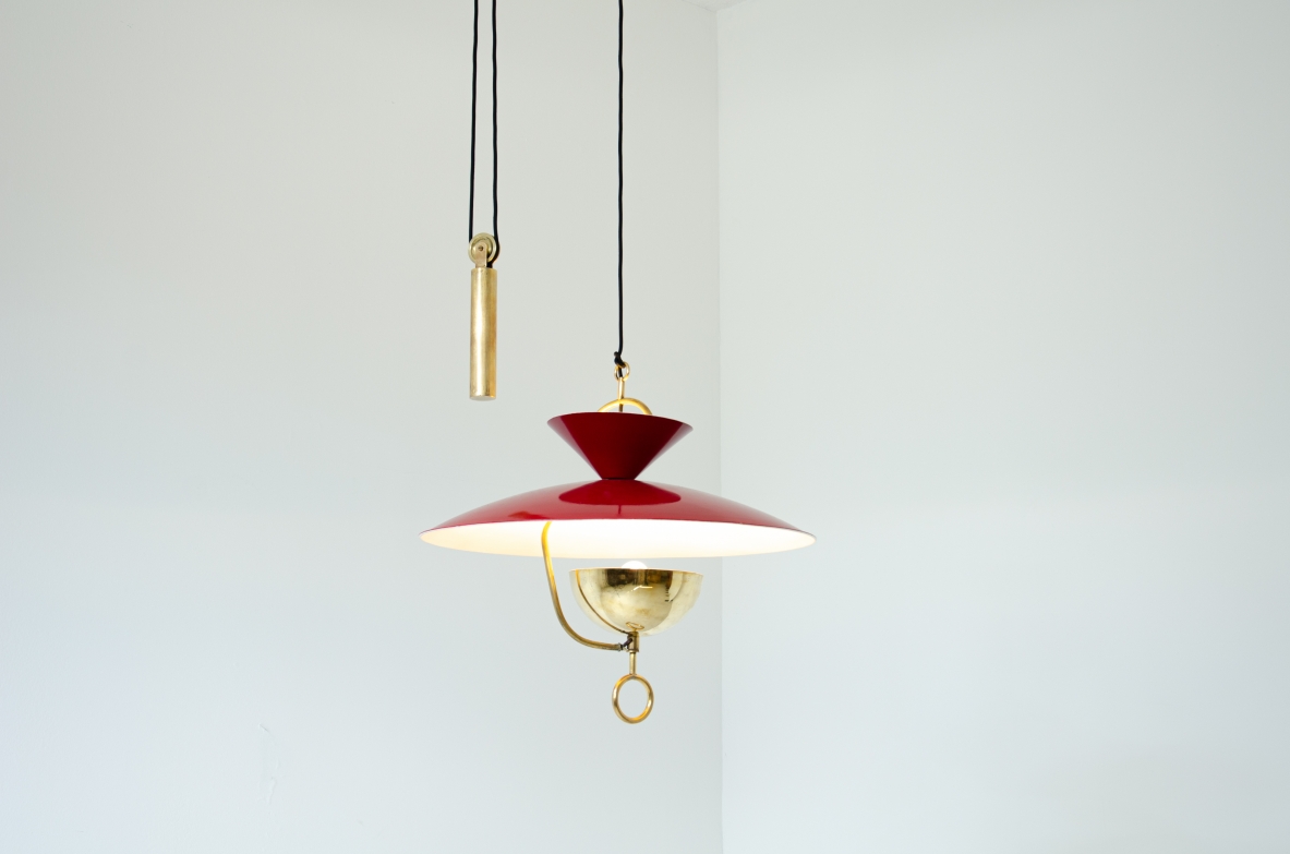 Elegante lampadario saliscendi a 6 luci in metallo laccato e ottone con contrappeso e carrucola.    Manifattura italiana, 1940ca.