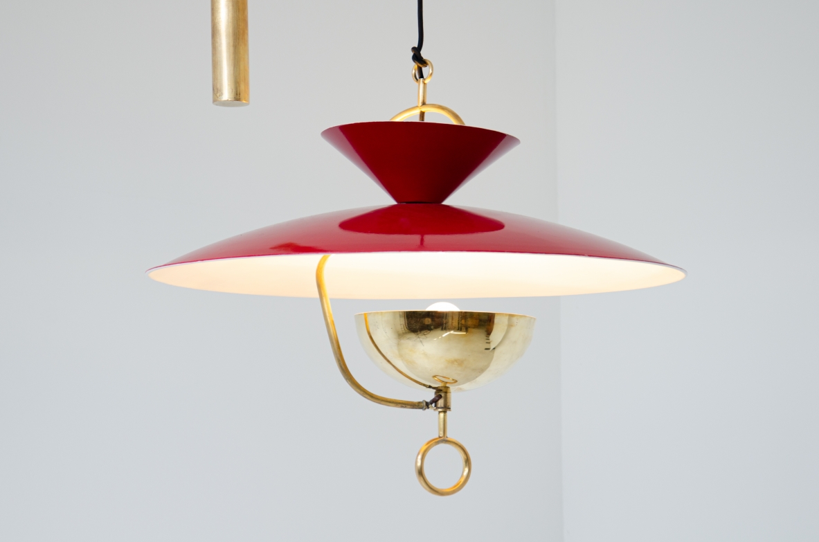 Elegante lampadario saliscendi a 6 luci in metallo laccato e ottone con contrappeso e carrucola.    Manifattura italiana, 1940ca.