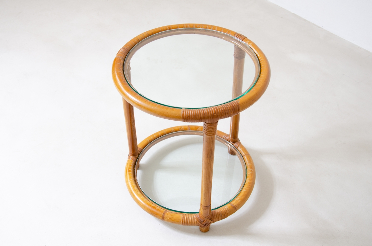Coppia di tavolini in giunco e bambù curvato con due ripiani in vetro molato.  Manifattura italiana 1960ca.