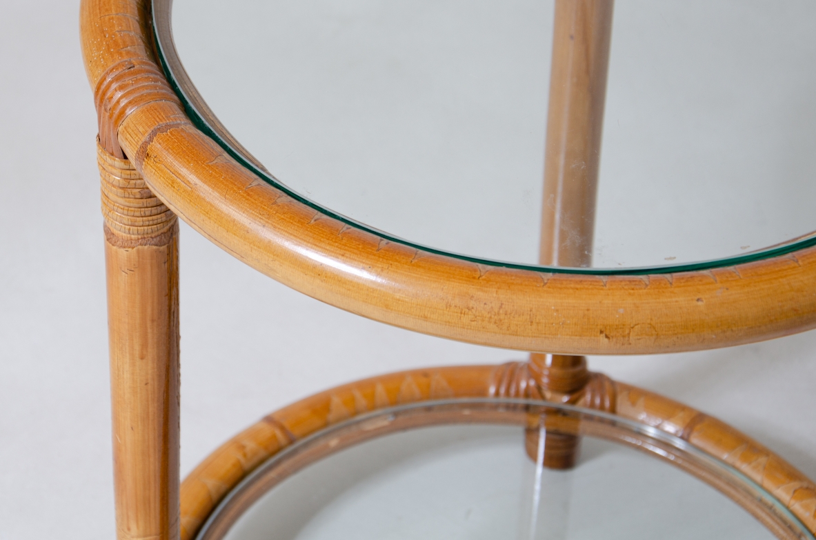 Coppia di tavolini in giunco e bambù curvato con due ripiani in vetro molato.  Manifattura italiana 1960ca.