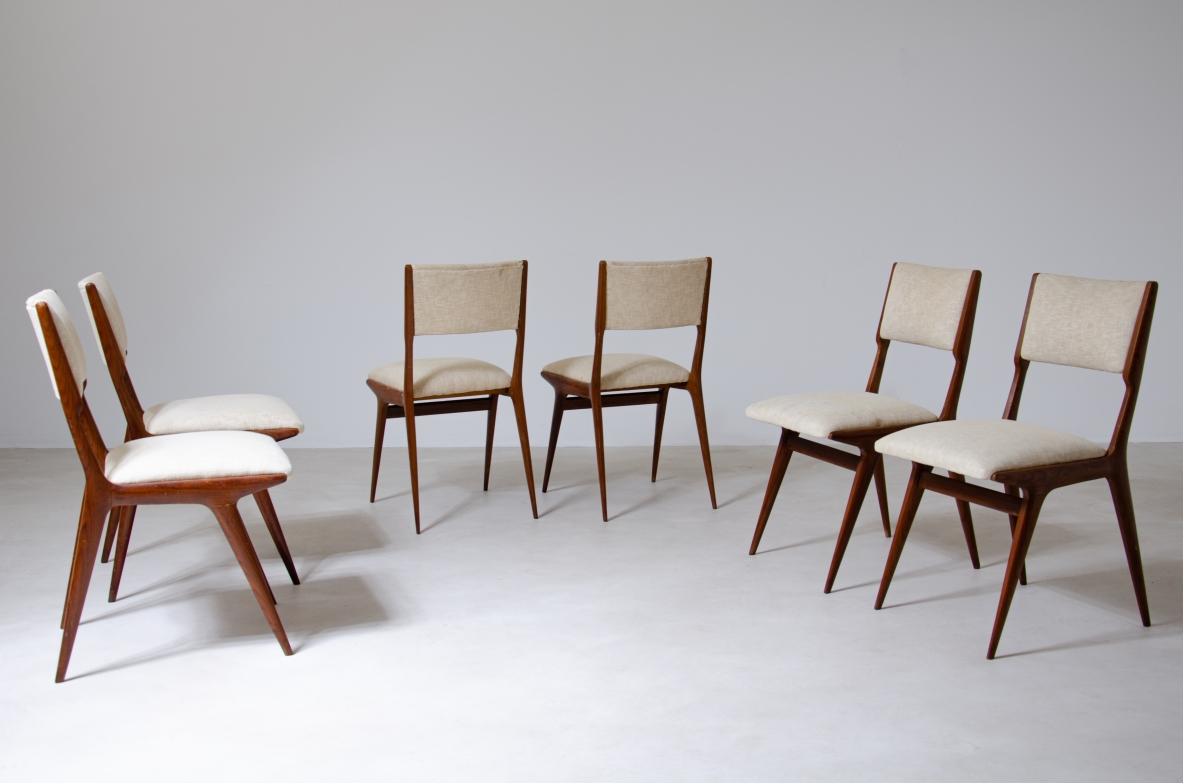 Carlo de Carli (1910 - 1999)  Set di sei sedie Modello 158 con seduta e schienale imbottiti.  Prod. Cassina, 1953-1954