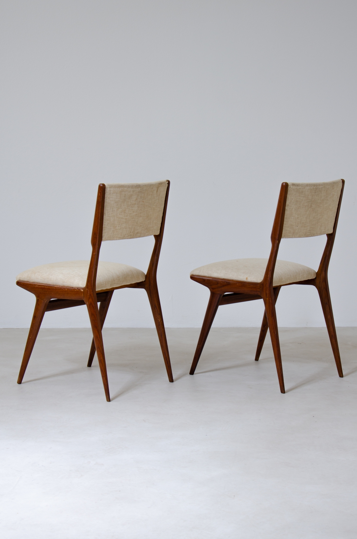 Carlo de Carli (1910 - 1999)  Set di sei sedie Modello 158 con seduta e schienale imbottiti.  Prod. Cassina, 1953-1954