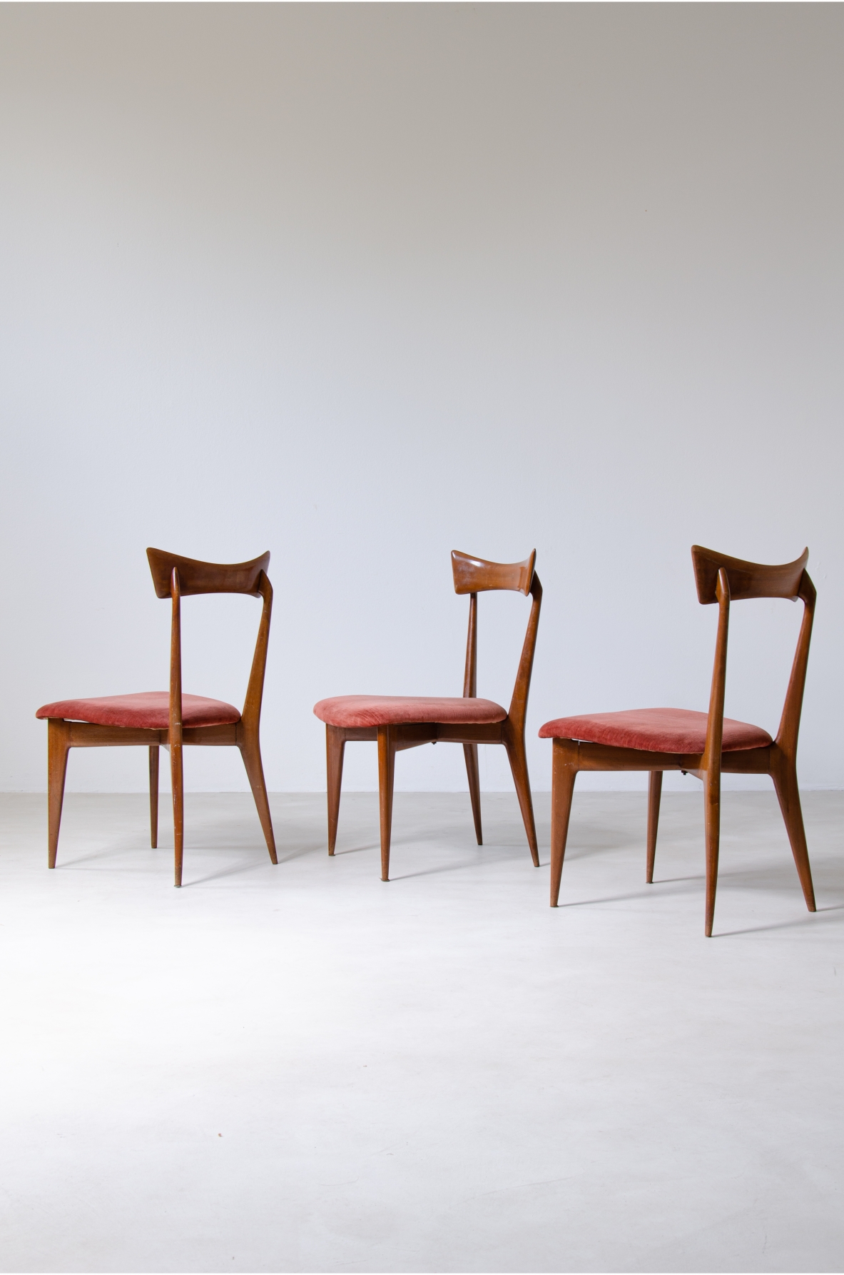 set of 8 mahogany chairs with butterfly back and seat in upholstered fabric.  Ariberto Colombo Manufacture, Cantù, 1945.