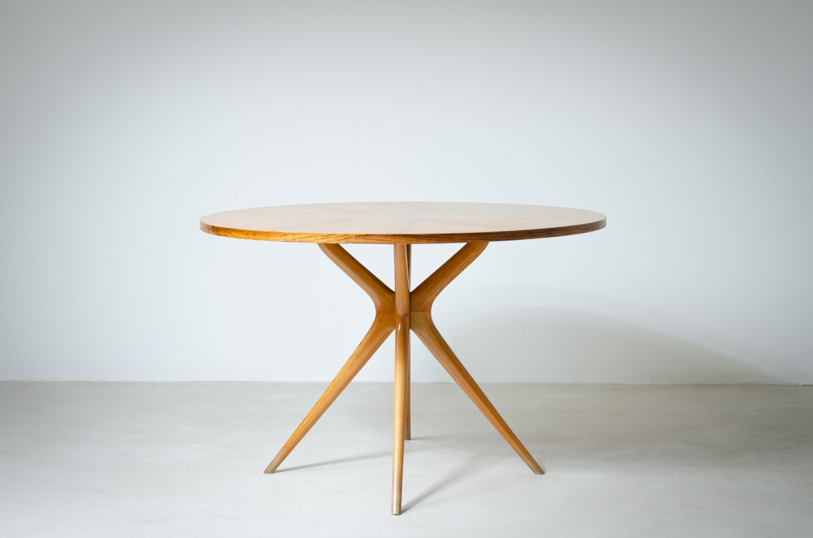 Tavolo con base in legno biondo e piano in ulivo.  Manifattura italiana 1950ca.