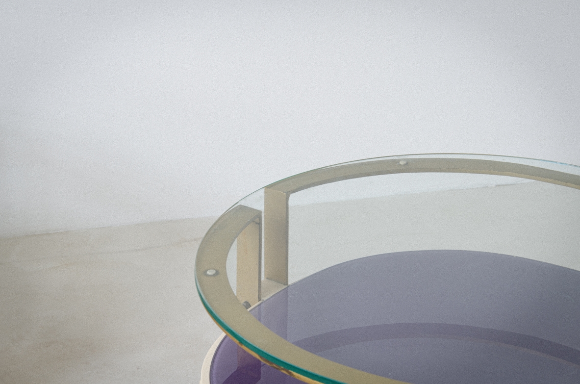Coppia di comodini di forma ovale con struttura in metallo e legno laccato, doppio piano in vetro. Manifattura italiana, 1960ca.
