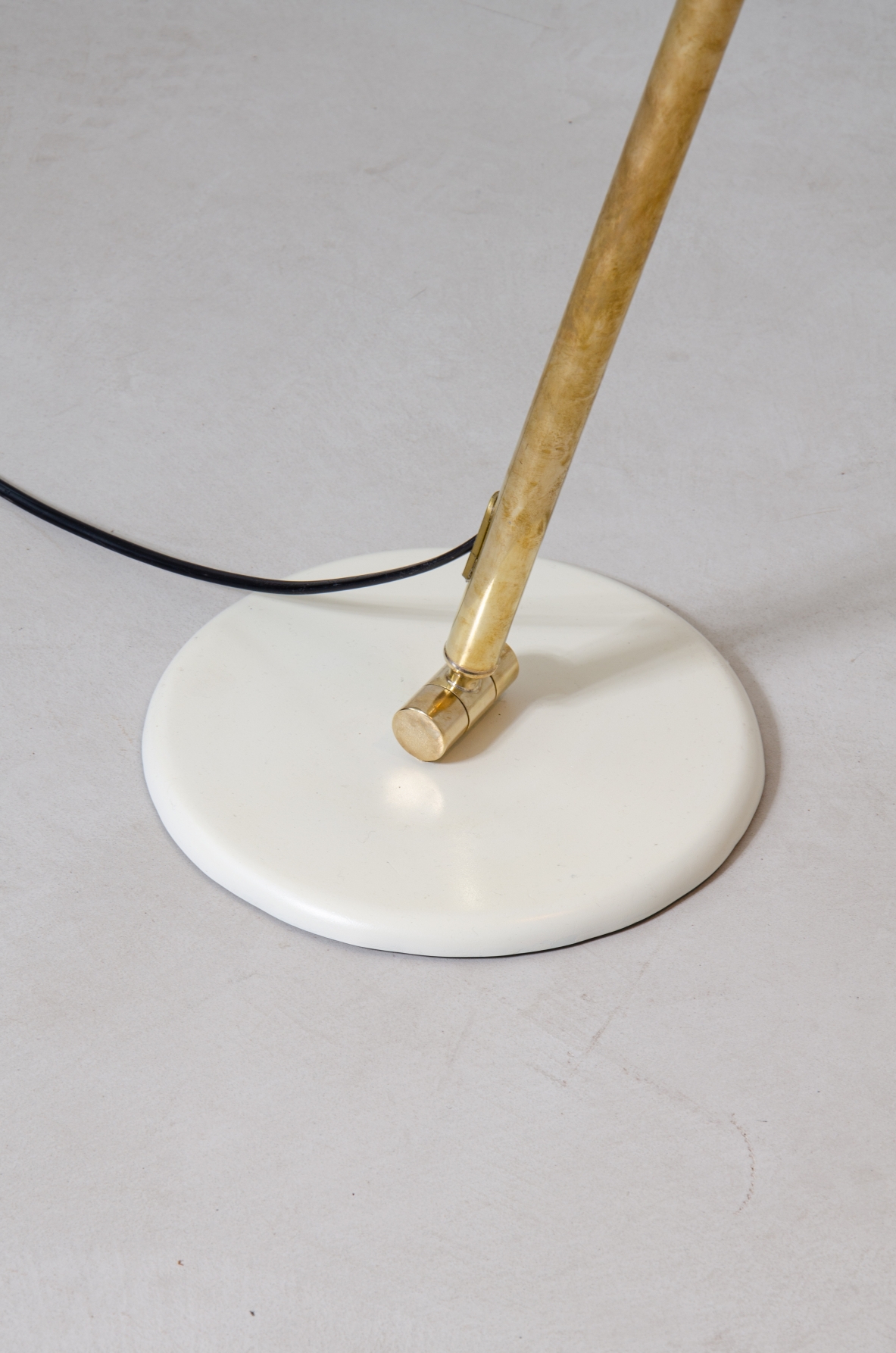 Lampada da terra con stelo in ottone a telescopio orientabile in tutte le direzioni. Cono e base in metallo laccato.  Nello stile di un modello disegnato da Giuseppe Ostuni per Oluce, 1950ca. Lampada da terra con stelo in ottone a telescopio orientabile in tutte le direzioni. Cono e base in metallo laccato.  Nello stile di un modello disegnato da Giuseppe Ostuni per Oluce, 1950ca.