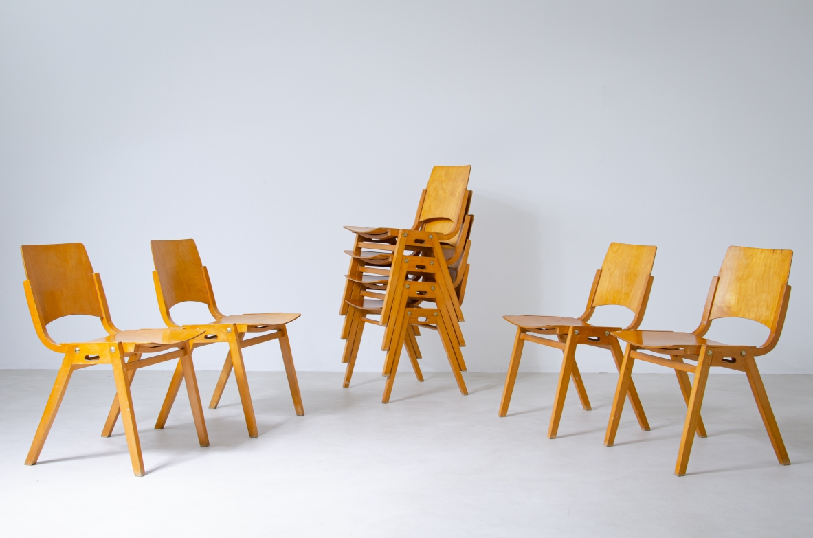 Roland Rainer (1910-2004)  Set di 8 sedie impilabili modello P7 in multistrato curvato.  Manifattura Emil & Alfred Pollak, Vienna, 1952.