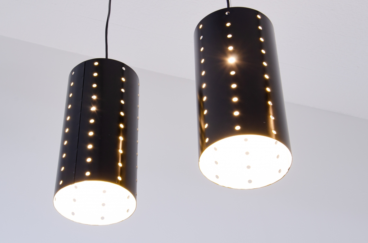 Quattro lampade a cilindro in metallo laccato e forato con bicchiere in ottone.  Manifattura italiana 1960ca. Quattro lampade a cilindro in metallo laccato e forato con bicchiere in ottone.  Manifattura italiana 1960ca.