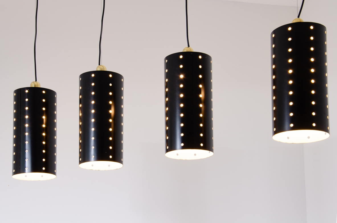 Quattro lampade a cilindro in metallo laccato e forato con bicchiere in ottone.  Manifattura italiana 1960ca. Quattro lampade a cilindro in metallo laccato e forato con bicchiere in ottone.  Manifattura italiana 1960ca.