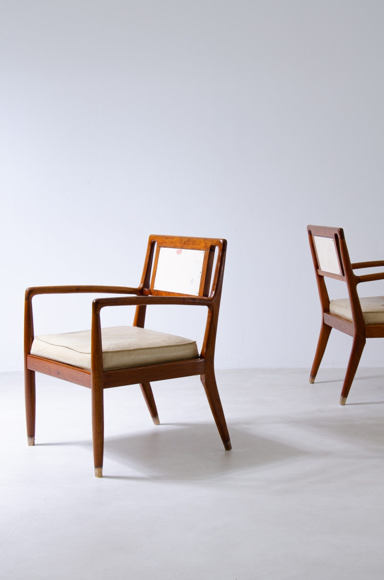 4 eleganti sedie con braccioli in noce tornito e seduta e schienale in tessuto imbottito, puntali in ottone.  Manifattura italiana, 1950ca.