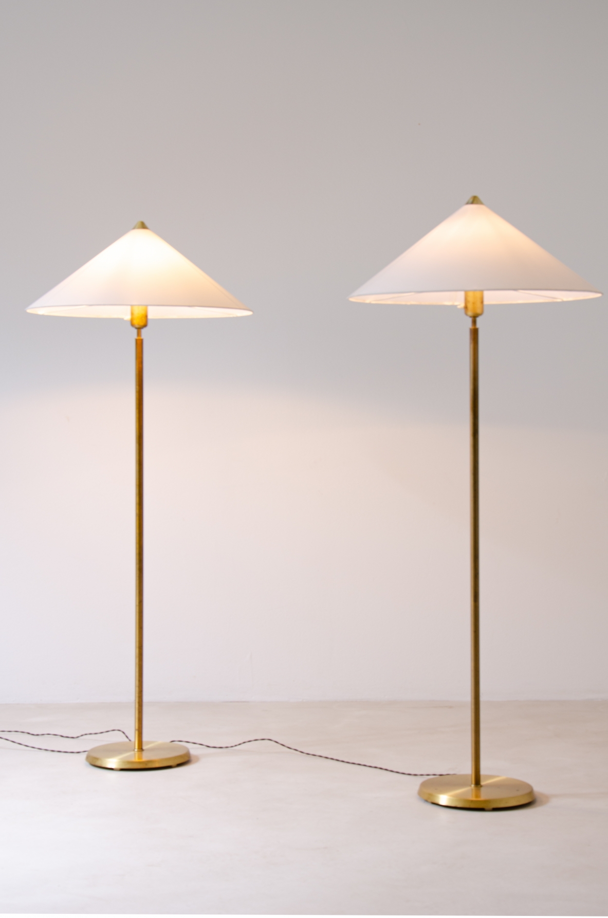 Coppia di lampade svedesi in ottone e paralume in tesuto. Prodotte da ASEA. Svezia, 1940ca. Coppia di lampade svedesi in ottone e paralume in tesuto. Prodotte da ASEA. Svezia, 1940ca.
