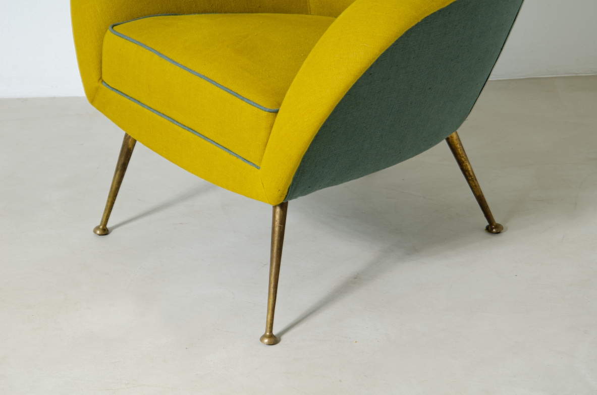 Coppia di poltrone a pozzetto con rivestimento in lino e gambe in ottone brunito. Manifattura italiana 1950ca.