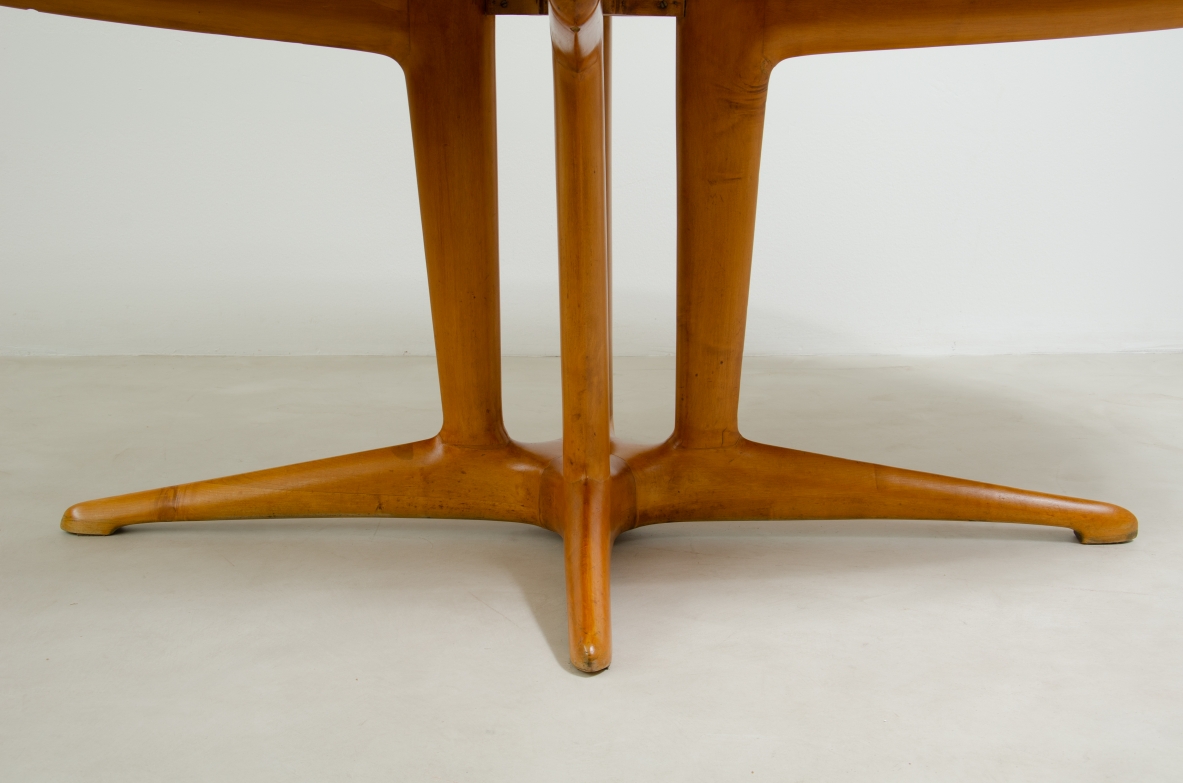 Grande tavolo con elegante struttura in legno biondo e piano rivestito in pergamena.  Manifattura italiana anni 50.