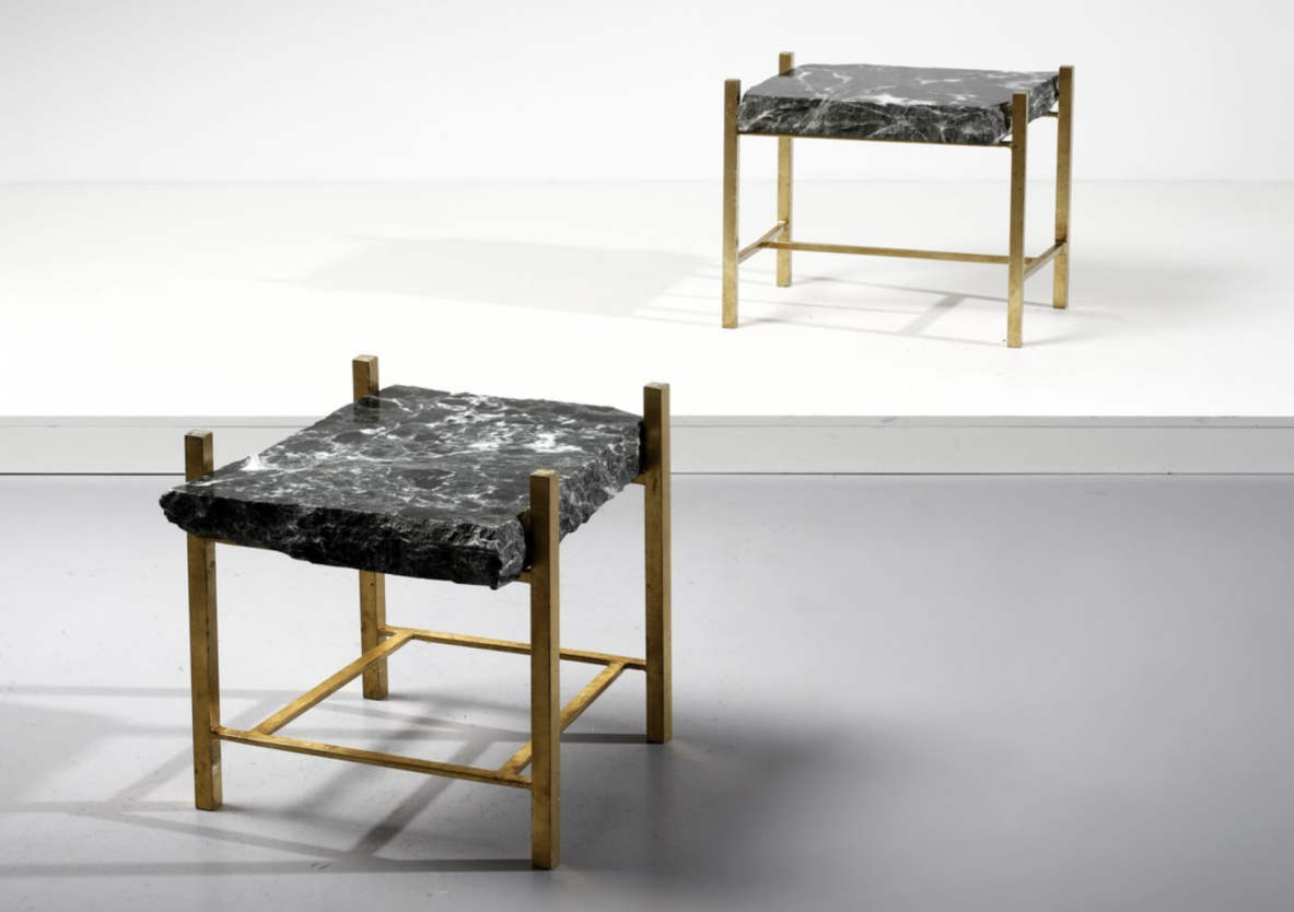 Elegante coppia di tavolini con struttura in ottone e piano in breccia di marmo di forte spessore spaccato sul perimetro.  Manifattura francese, 1970ca.