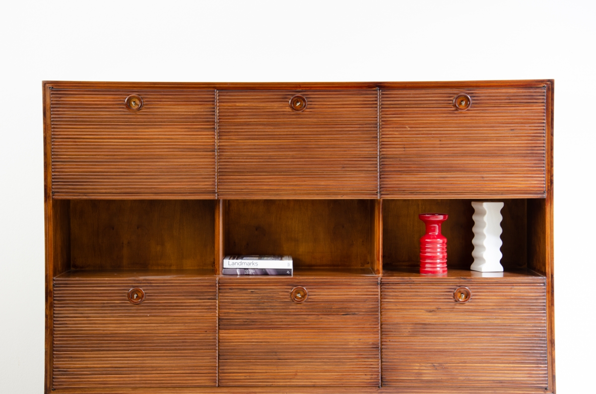 Paolo Buffa, mobile in legno chiaro con fronte grissinato, sei ante e vani a giorno, 1940ca. Bibl.R.Rizzi, I mobili di Paolo Buffa, p 16.